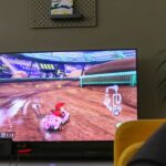 Bilde av en Tv med mario cart på skjermen