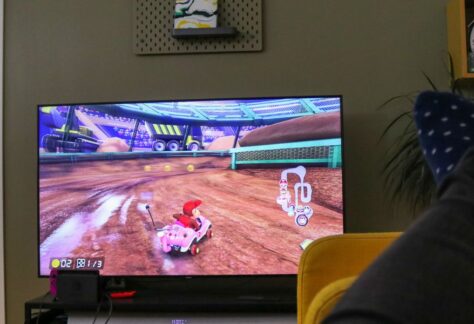 Bilde av en Tv med mario cart på skjermen